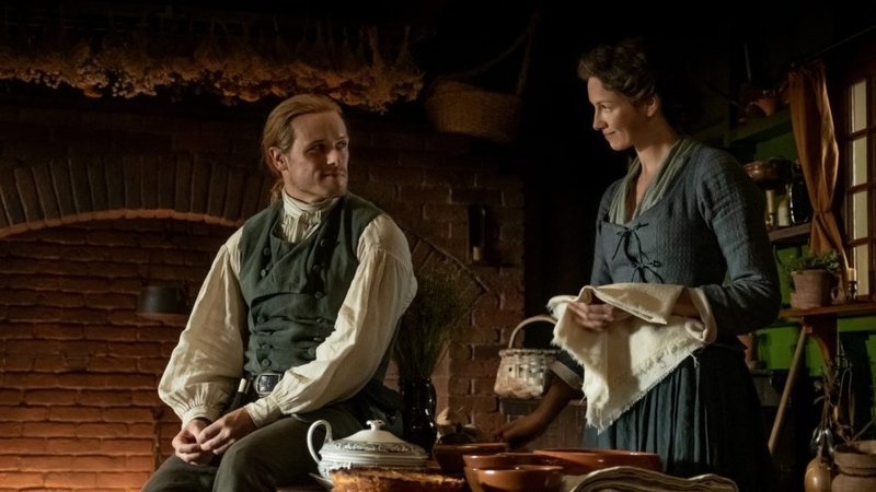 Jamie e Claire em casa. (Starz/Divulgação)