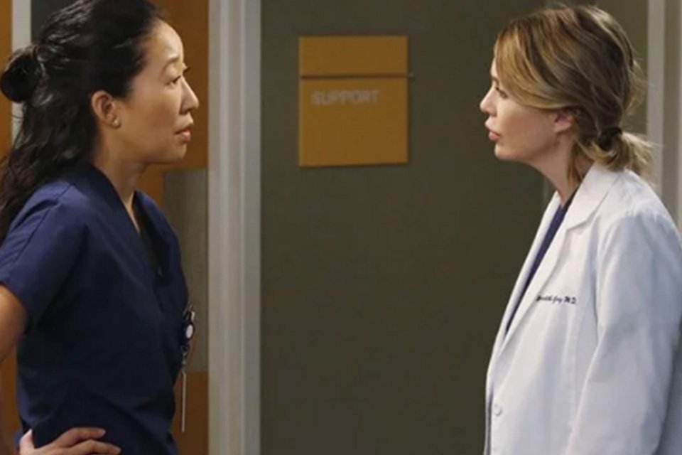 Sandra Oh e Ellen Pompeo em cena de Grey's Anatomy
