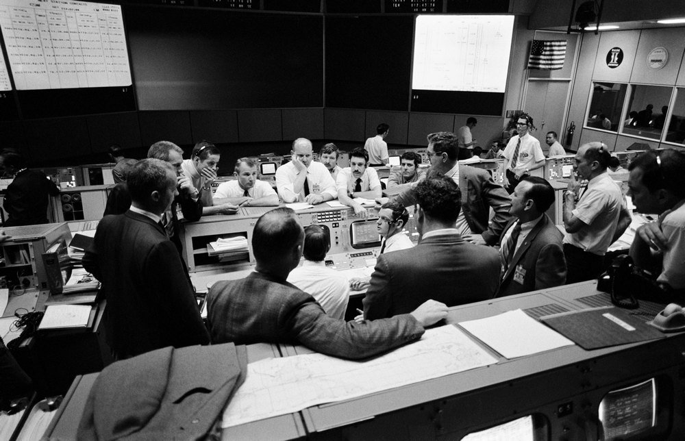 Os operadores no Controle da Missão em Houston discutem soluções durante as 24 horas finais da missão Apollo 13.