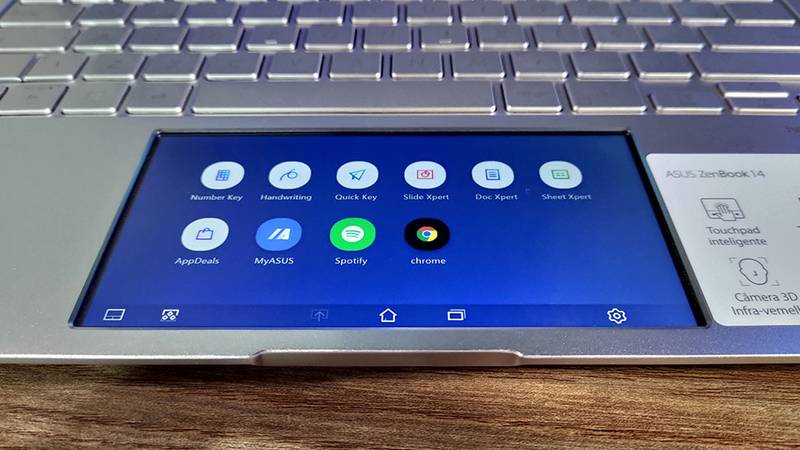 O Zenbook 14 possui uma tela no lugar do touchpad