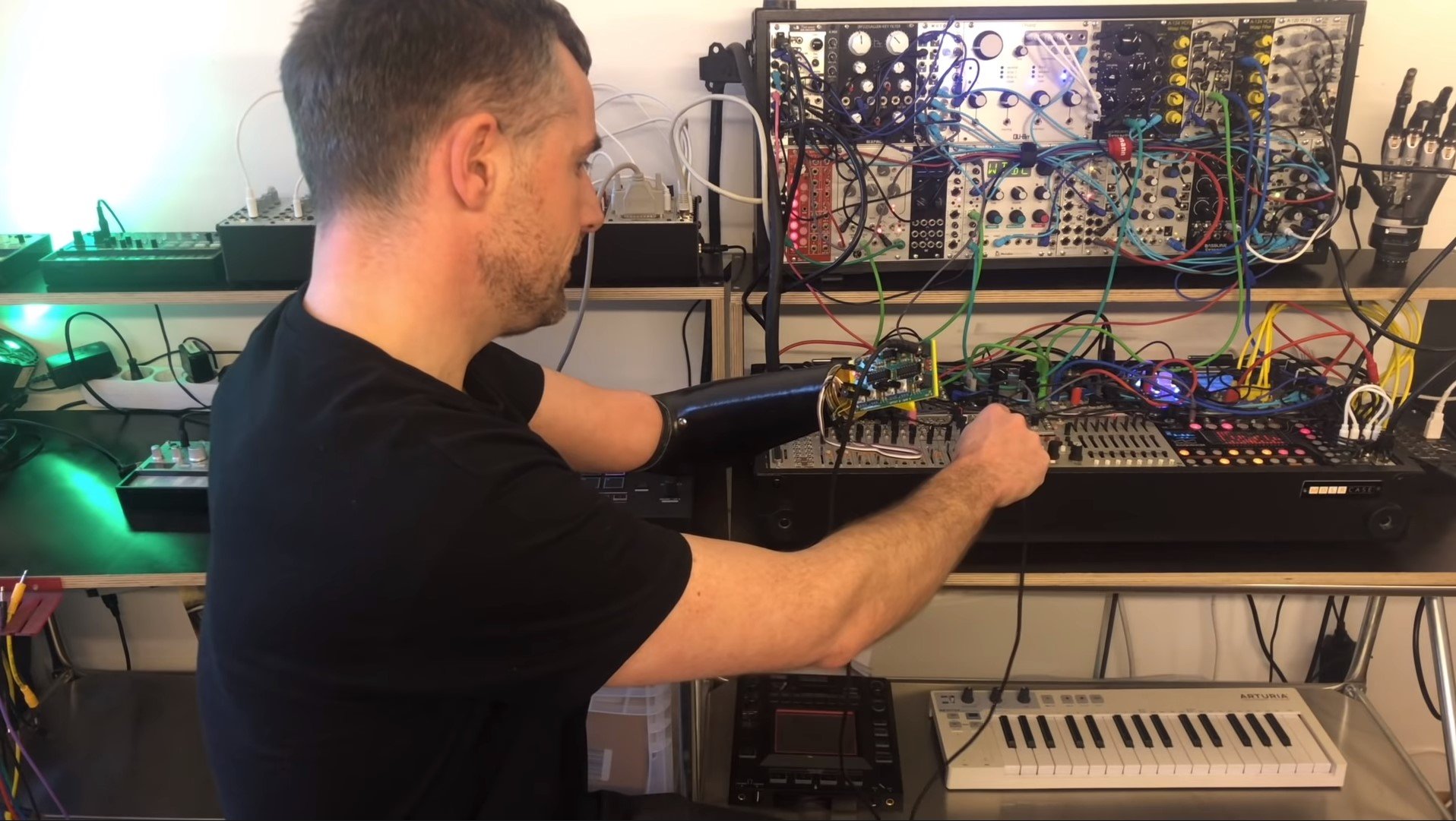 Meyer controlando o sintetizador a partir de sua prótese. (Fonte: YouTube/Bertolt Meyer/Divulgação)