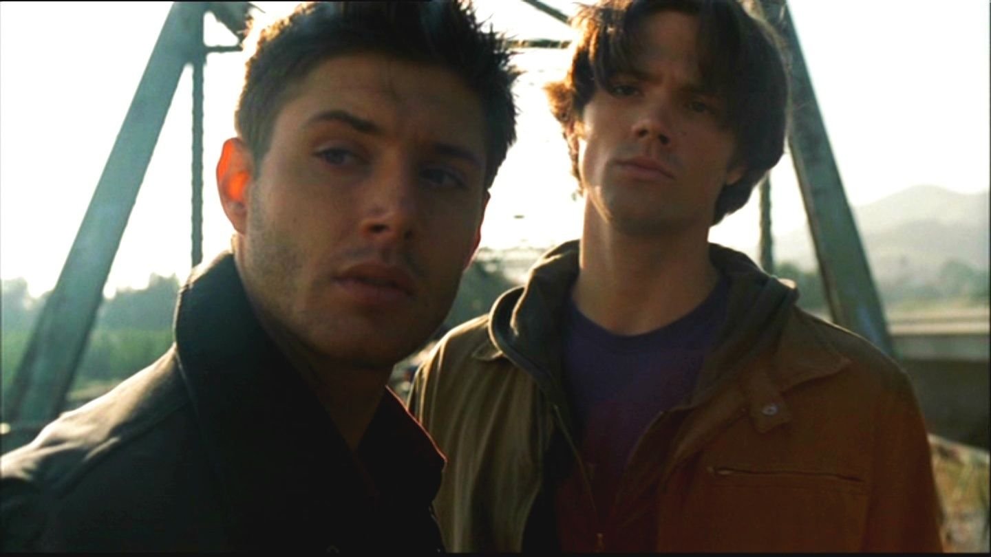 Os irmãos Winchester no primeiro episódio de Supernatural