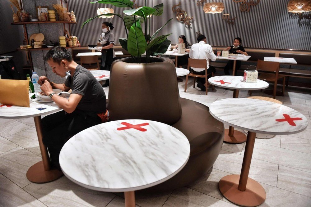 Em Bangcog, restaurante marcou as mesas para manter os clientes afastados.
