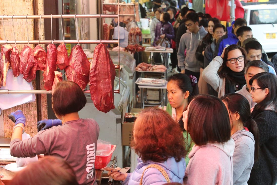 Pessoas lotam mercado de rua chinês