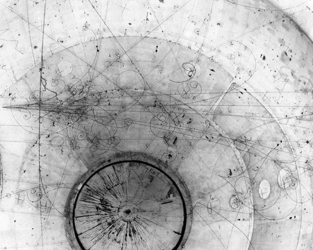 Uma câmara de bolhas mostra vestígios de neutrinos, durante experimento realizado em 16 de janeiro de 1978, no Acelerador Fermi, em Chicago, EUA..