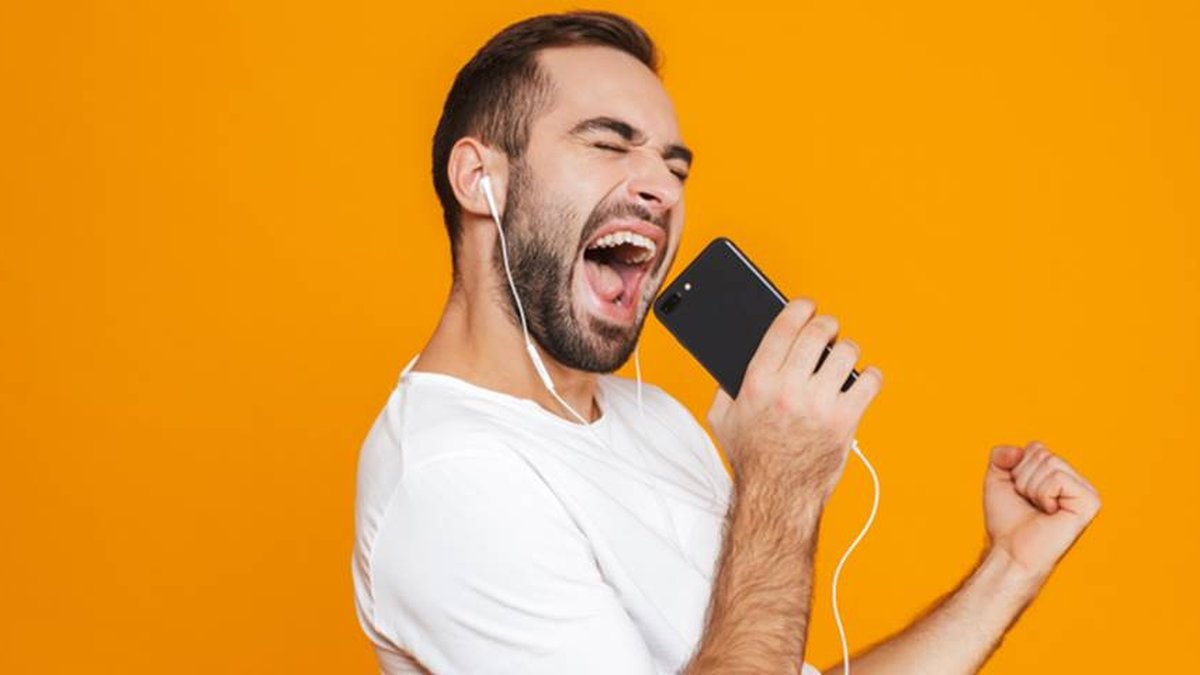 Jogador De Basquete Milenar Atraente Ouvindo Música Usando Fones