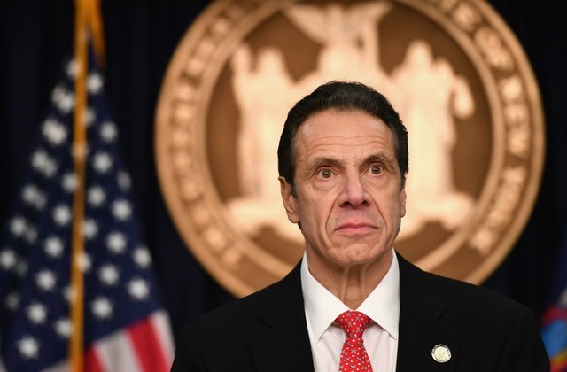 Governador Andrew Cuomo, responsável pela ordem executiva que permite casamentos virtuais no estado de Nova Iorque
