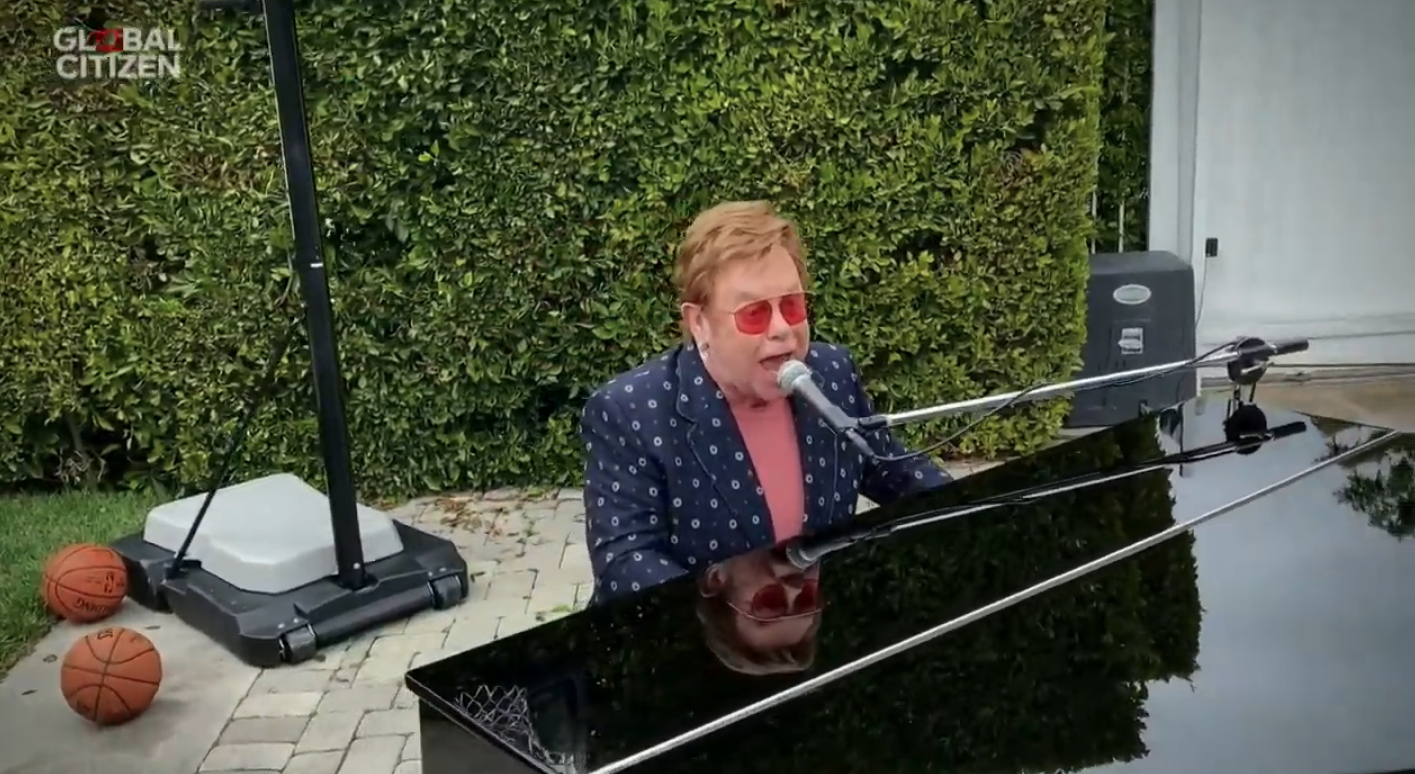 Elton John em sua apresentação!