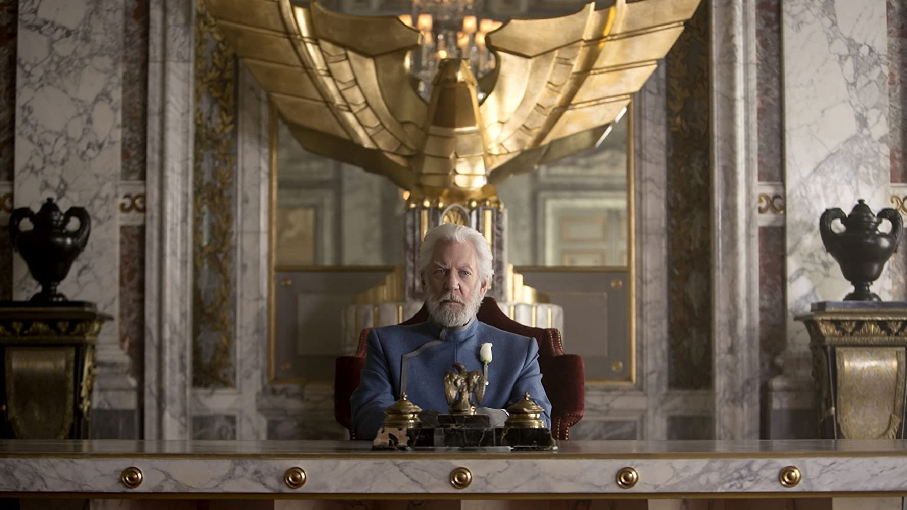 O ator canadense Donald Sutherland interpretou Coriolanus Snow nas adaptações de Jogos Vorazes para o cinema.