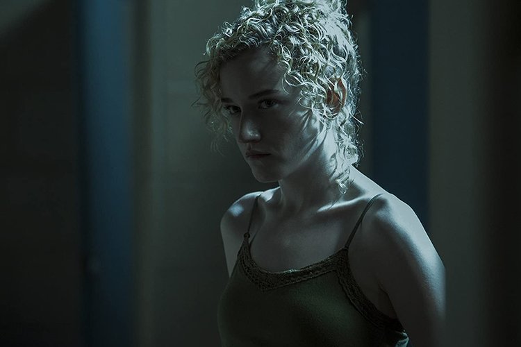 Julia Garner interpreta Ruth na série