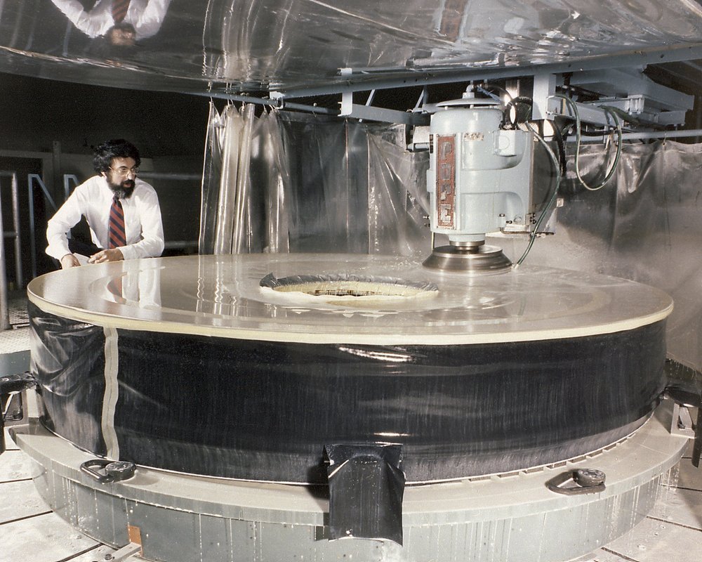Um dos espelhos do Hubble sendo polido nas instalações da Perkin-Elmer.
