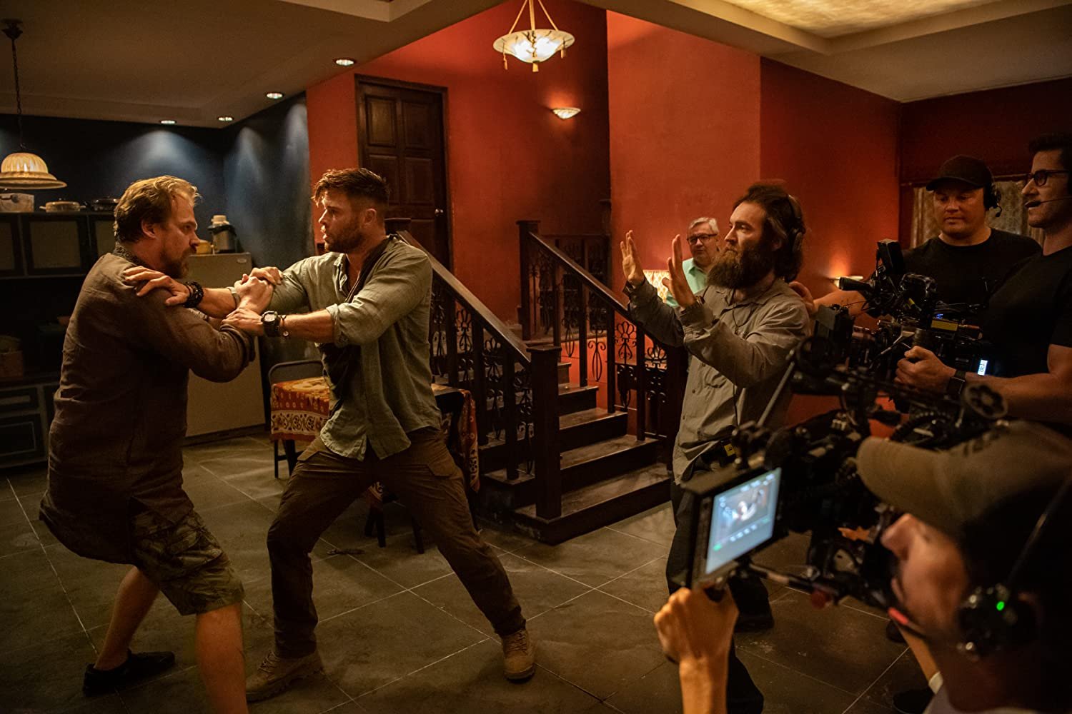 David Harbour e Chris Hemsworth, durante as gravações de 'Resgate'