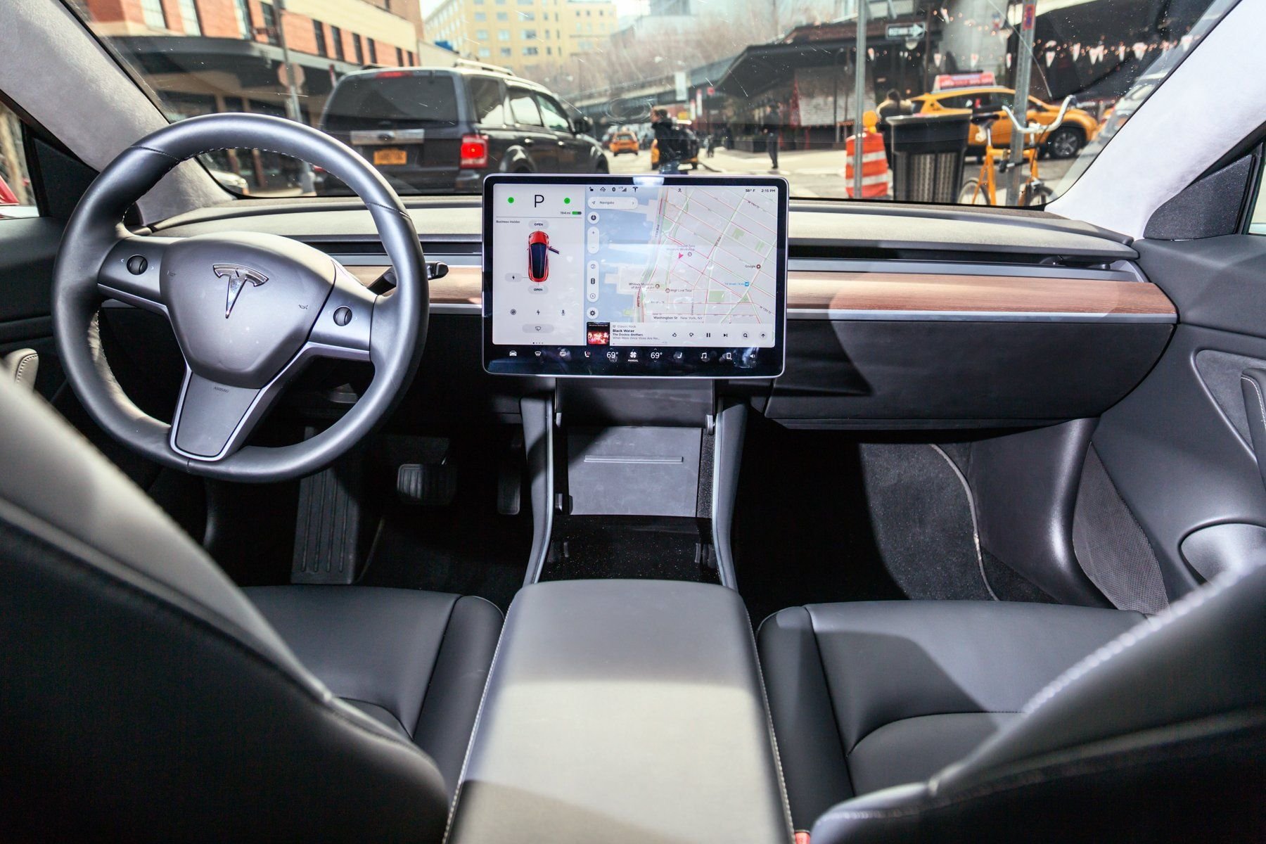 O motorista recebe as notificações no painel central dos modelos da Tesla.