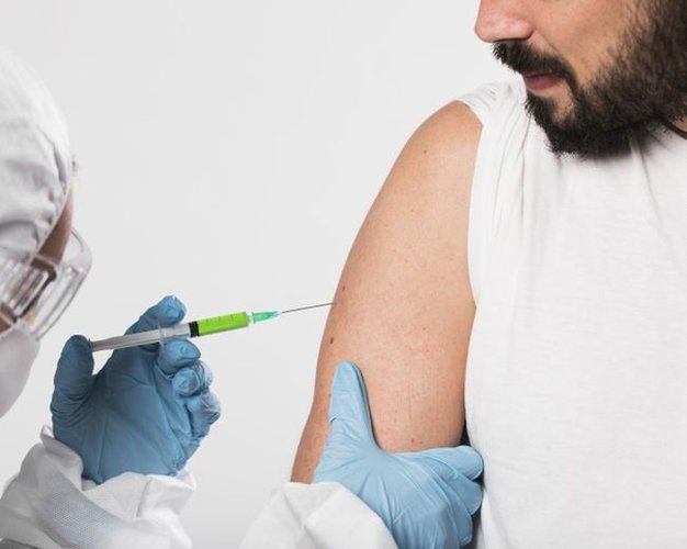 Os voluntários serão infectados e receberão a vacina.