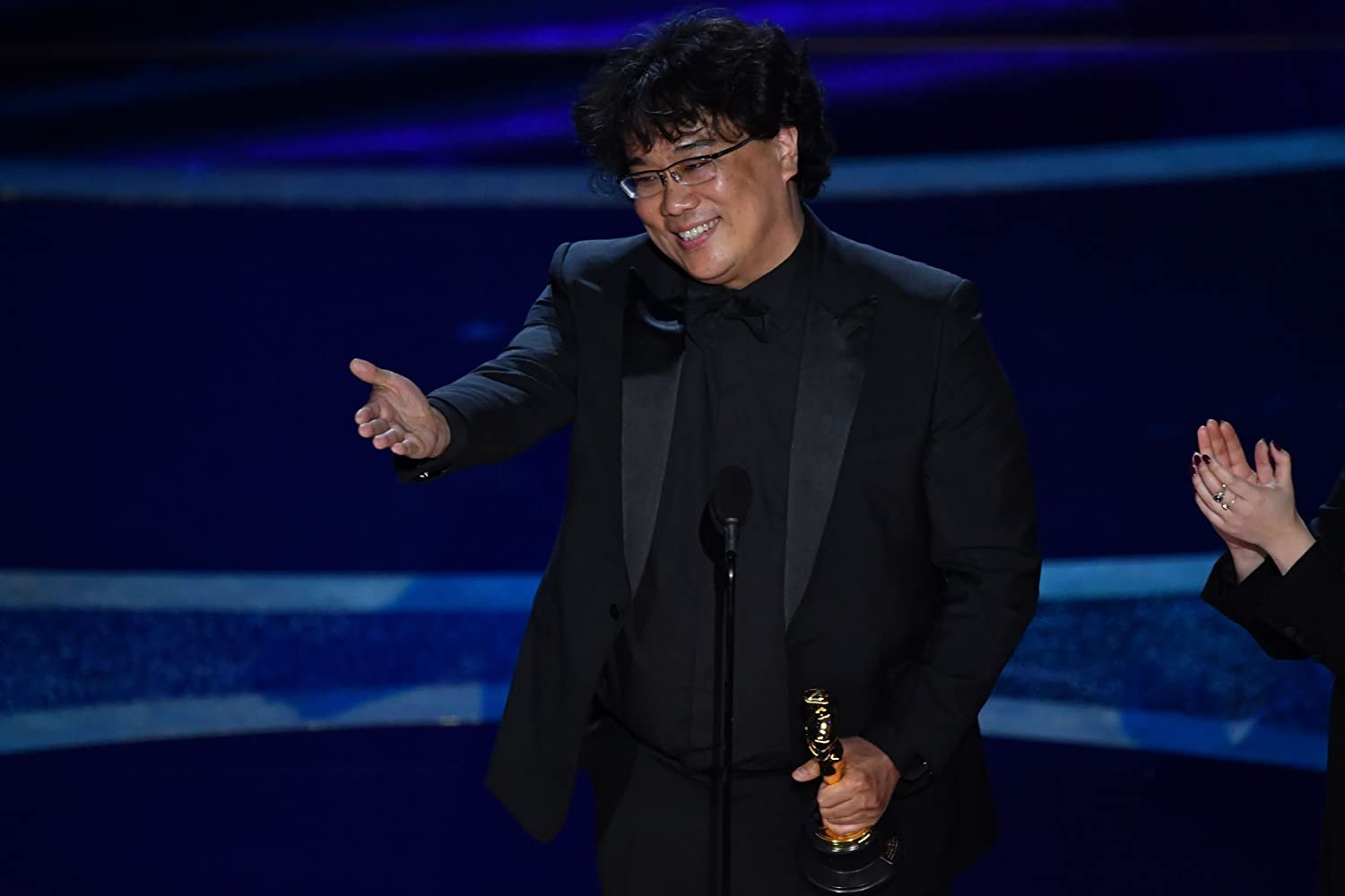 Diretor de 'Parasita', Bong Joon Ho, ao receber o prêmio de melhor diretor no Oscar 2020
