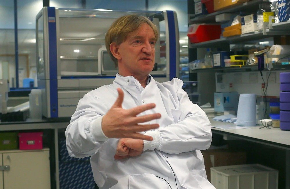 O vacinologista Adrian Hill está à frente da pesquisa no Instituto Jenner, na Universidade de Oxford.
