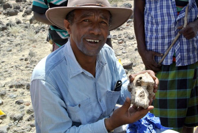 O paleoantropólogo Yohannes Haile-Selassie segura o crânio do A. anamensis.