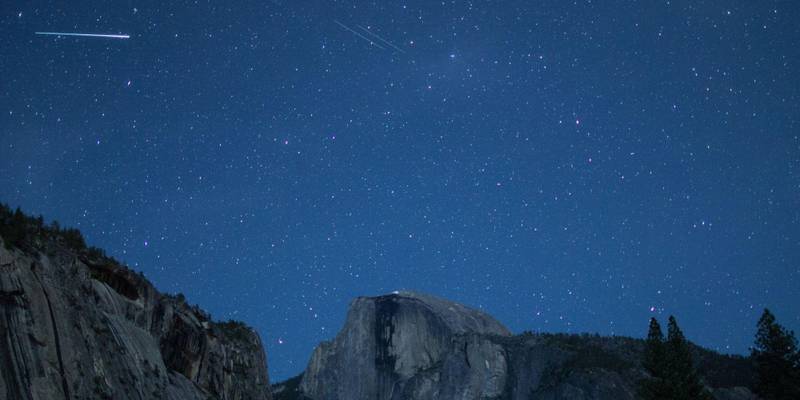 Espetáculo atinge seu pico nesta madrugada.