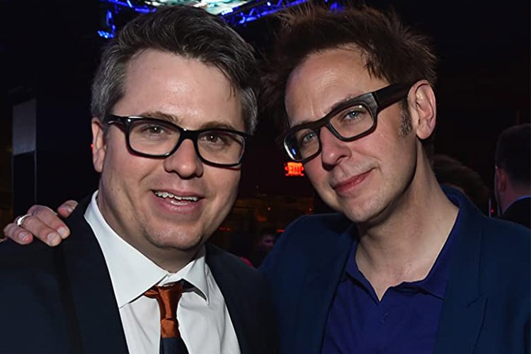 Jeremy Latcham, à esquerda, foi um longo colaborador de filmes da Marvel Studios