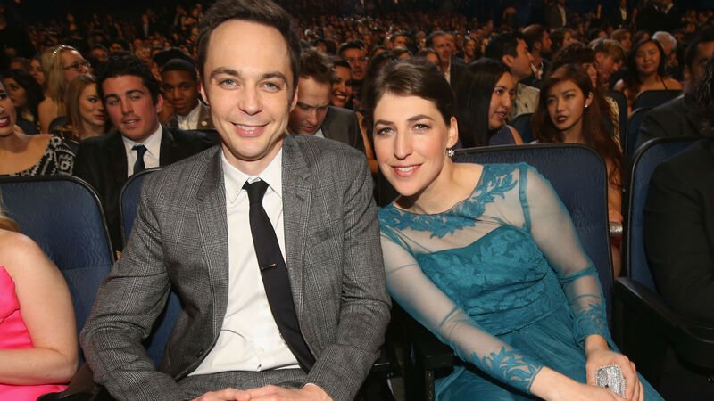 Jim Parsons e Mayim Bialik (Fonte: BBC America/Reprodução)