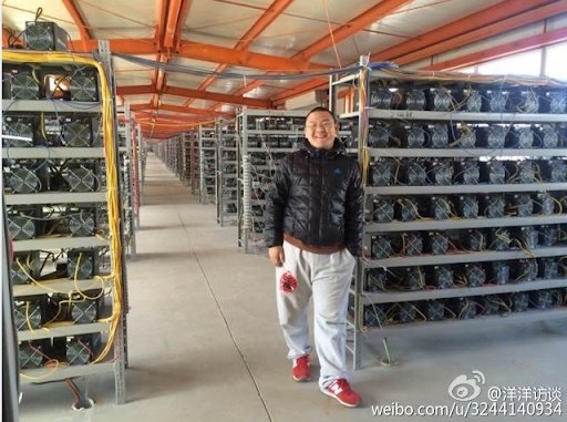Um dos imensos galpões da Antpool, na China. (Fonte: Weibo/Qntra/Reprodução)