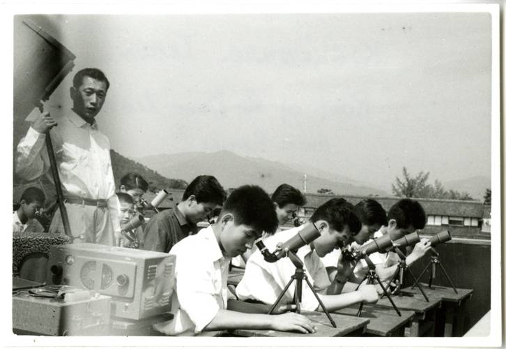 A Operação Moonwatch engajou amadores do mundo inteiro, como esses estudantes japoneses.