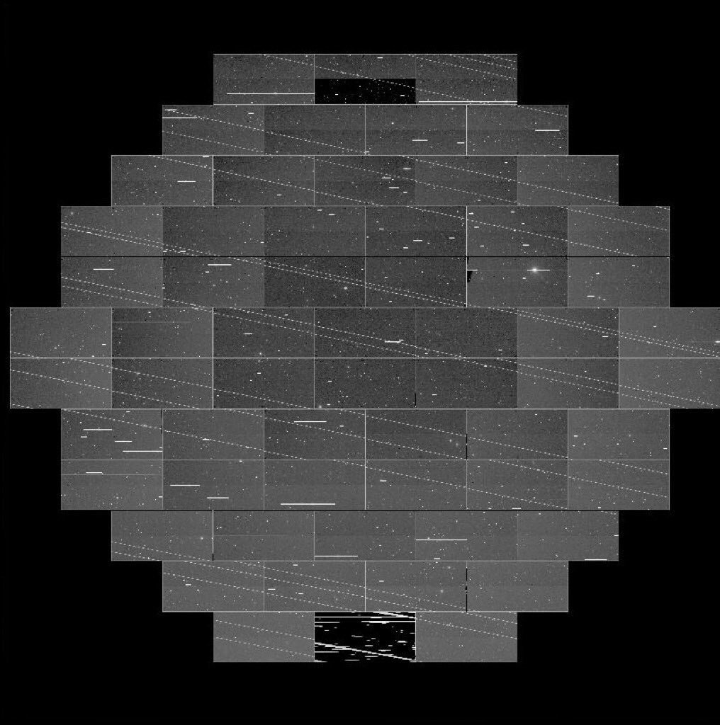Um exemplo do estrago que a constelação de satélites da SpaceX faz em imagens de telescópios.