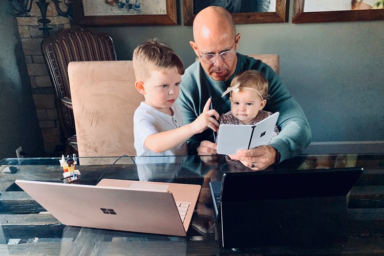 Brad Anderson, executivo da Microsoft, utilizando o Surface Duo em casa