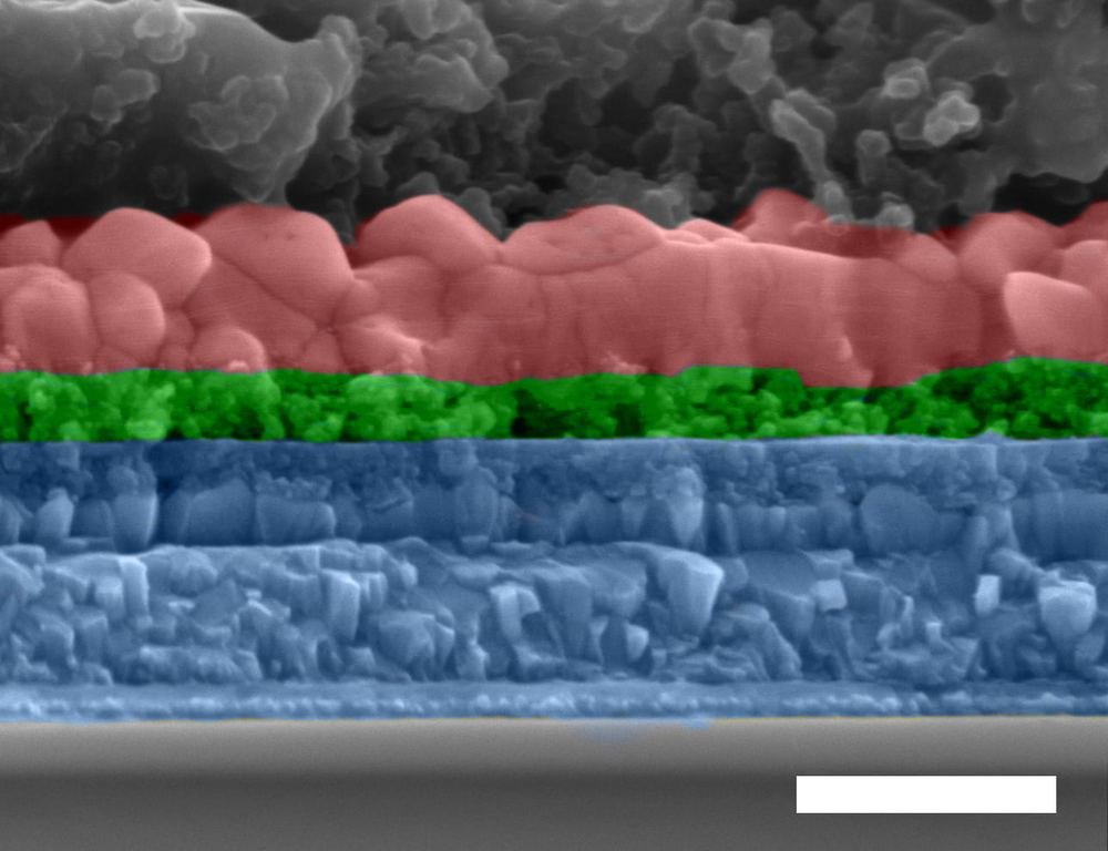 Uma seção transversal da célula solar vista por microscópio eletrônico: de cima para baixo, um eletrodo de carbono, perovskita, óxido de titânio, óxido de estanho e vidro (a barra de escala é igual a 500 nanômetros).