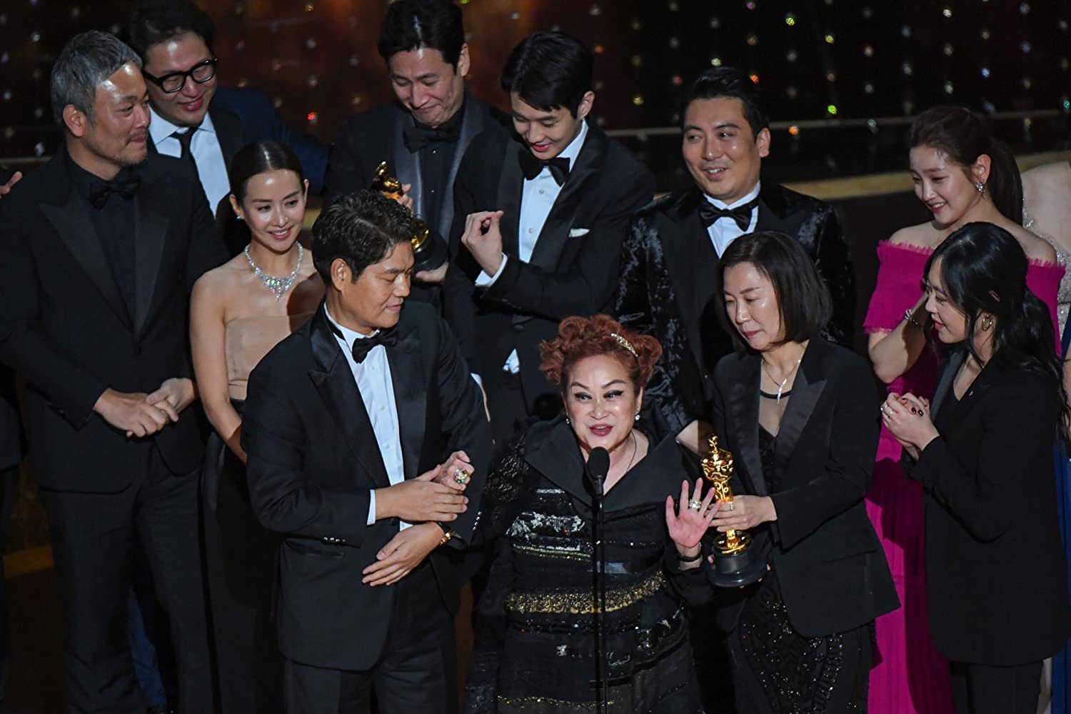 Elenco de 'Parasita' recebendo o prêmio de Melhor Filme na cerimônia de 2020