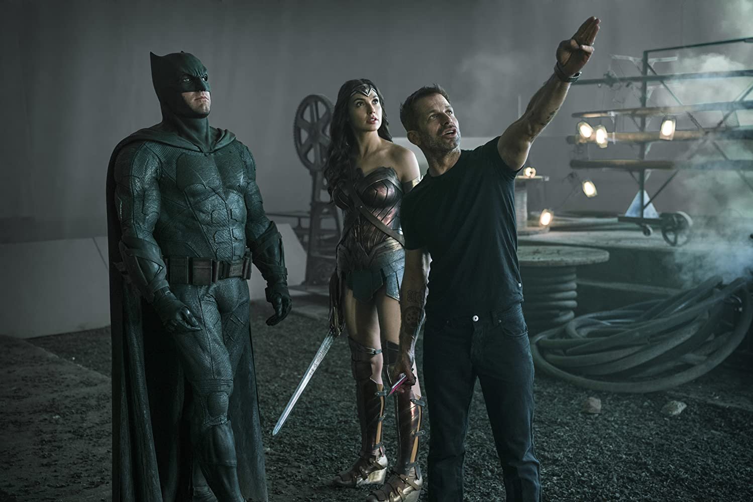 Zack Snyder, Ben Affleck e Gal Gadot no set de 'Liga da Justiça'