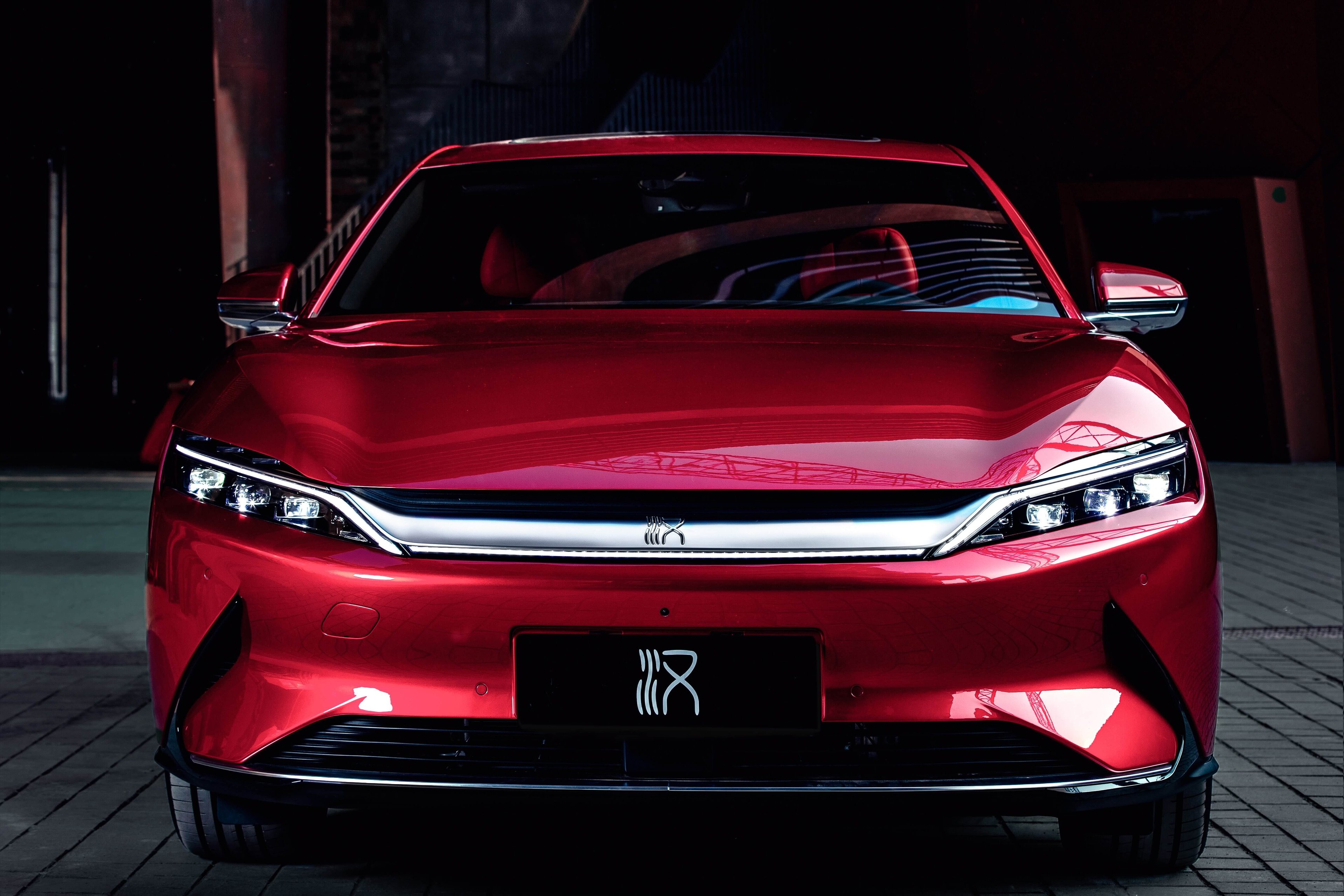 Produzido pela chinesa BYD, o Han EV chega para competir com o Tesla 3.