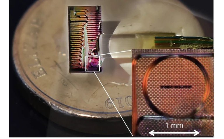 Apesar de sua capacidade elevada, o chip em si mede cerca de 3x5 mm apenas