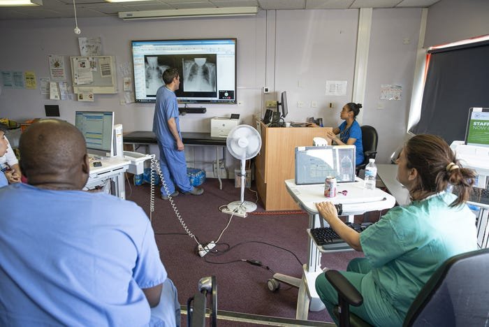 Médicos acompanham em sala separada as transmissões do Microsoft HoloLens.