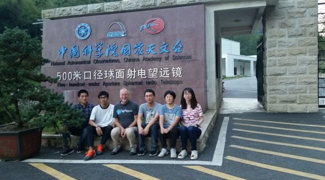 Os astrobiólogos Zhi-Song Zhang e Dan Werthimer (segundo e terceiro à esquerda) escreveram o artigo sobre o uso do FAST na busca por ETs.