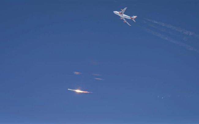 Momento em que o LauncherOne se desprendeu do avião.