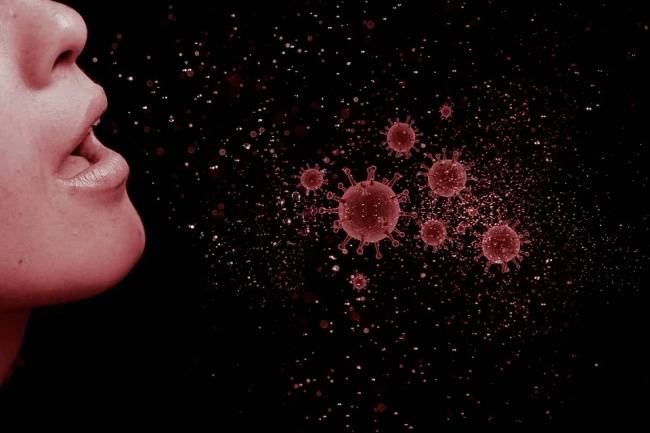 O espirro pode espalhar gotículas contaminadas pelo coronavírus por vários metros.