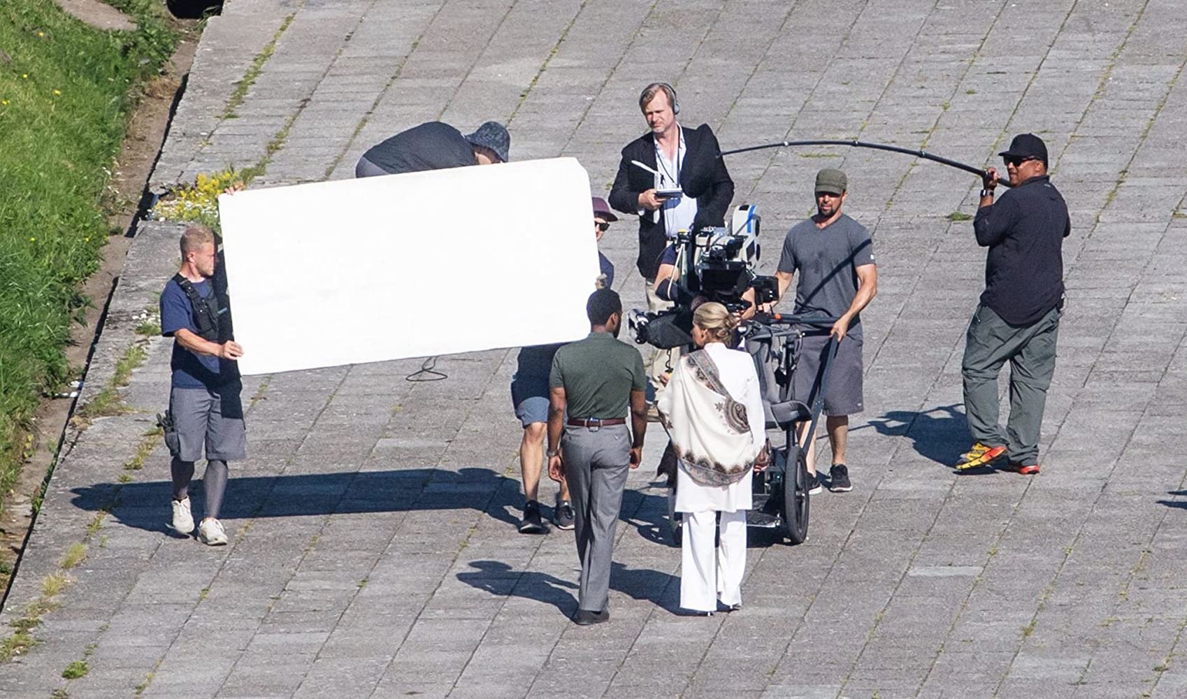 Christopher Nolan, Dimple Kapadia e John David Washington durante as gravações de Tenet
