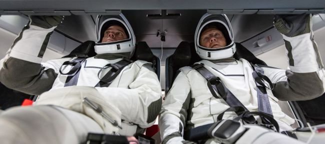Os astronautas Doug Hurley e Bob Behnken fazendo reconhecimento da Crew Dragon. (Fonte: NASA/Reprodução)