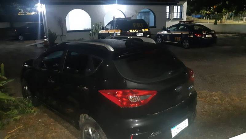 Carro apreendido pela PRF, em Garuva.