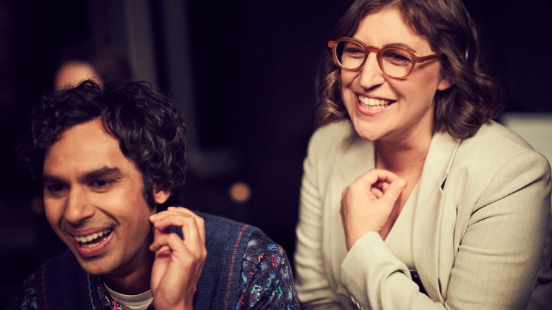 Mayim Bialik (Amy) e Kunal Nayyar (Raj) no último episódio da série. (CBS/Reprodução)