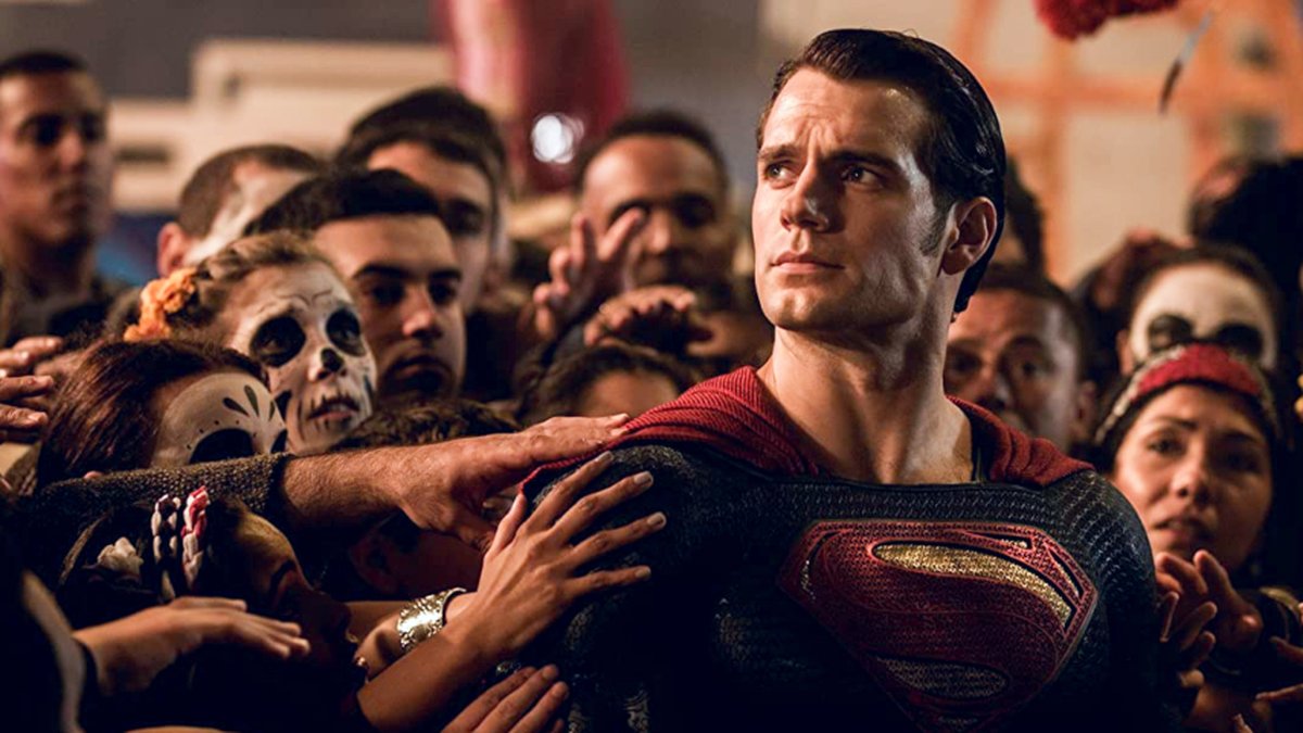 Henry Cavill negocia retornar como Superman em novos filmes