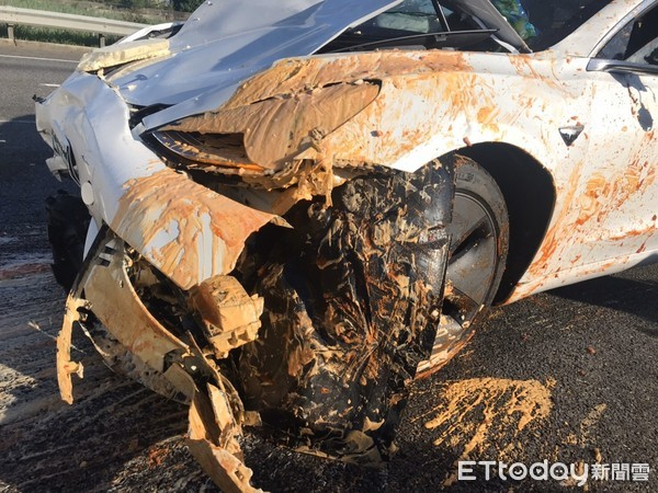 Imagem da frente do Tesla Model 3 envolvido no acidente em Taiwan.