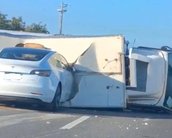 Autopilot da Tesla faz Model 3 bater em caminhão capotado [vídeo]