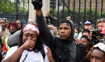 John Boyega faz emocionante discurso contra racismo em protesto