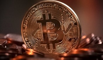 Bitcoin volta a bater US$ 10 mil após forte desvalorização