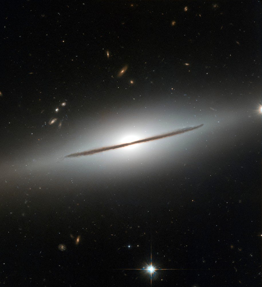 A NGC 1032 é uma galáxia em espiral, mas da Terra é vista de perfil.
