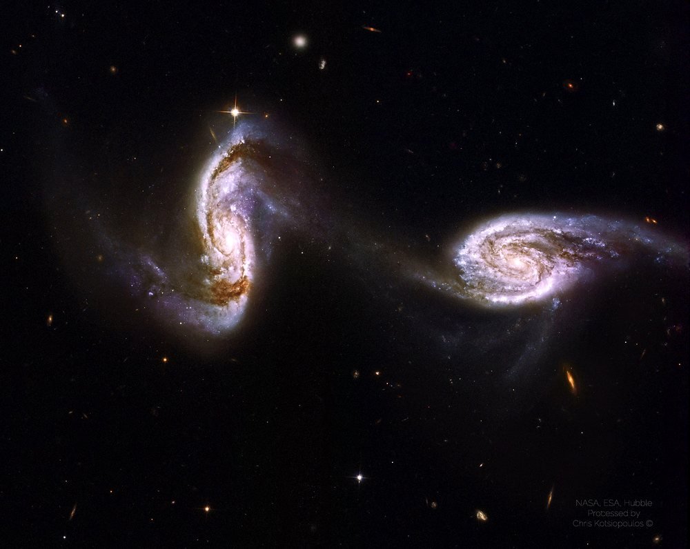 As galáxias NGC 5257 e NGC 5258 (em conjunto, conhecidas como Arp 240) giram em sentidos opostos.