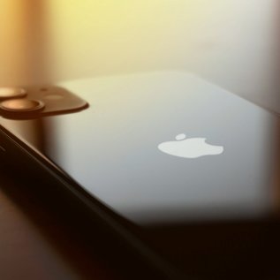 Imagem de iPhone 11 apresenta 'bug da tela verde' após atualização do iOS