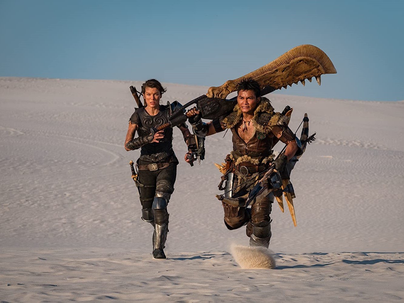 Milla (à esquerda) e Tony Jaa nos papéis de Artemis e The Hunter. (Fonte: Sony Pictures/Divulgação)